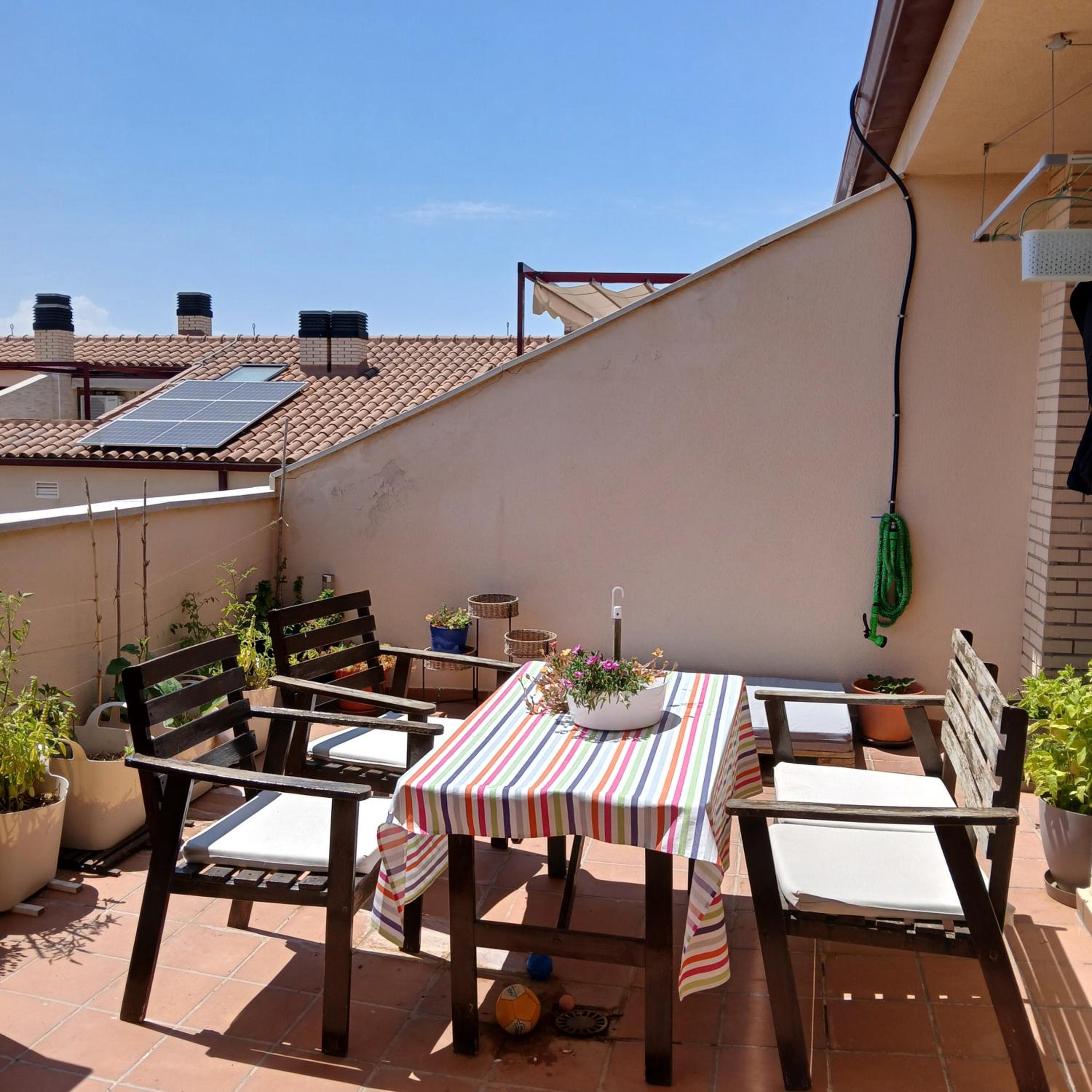 Duplex con piscina en barrio residencial