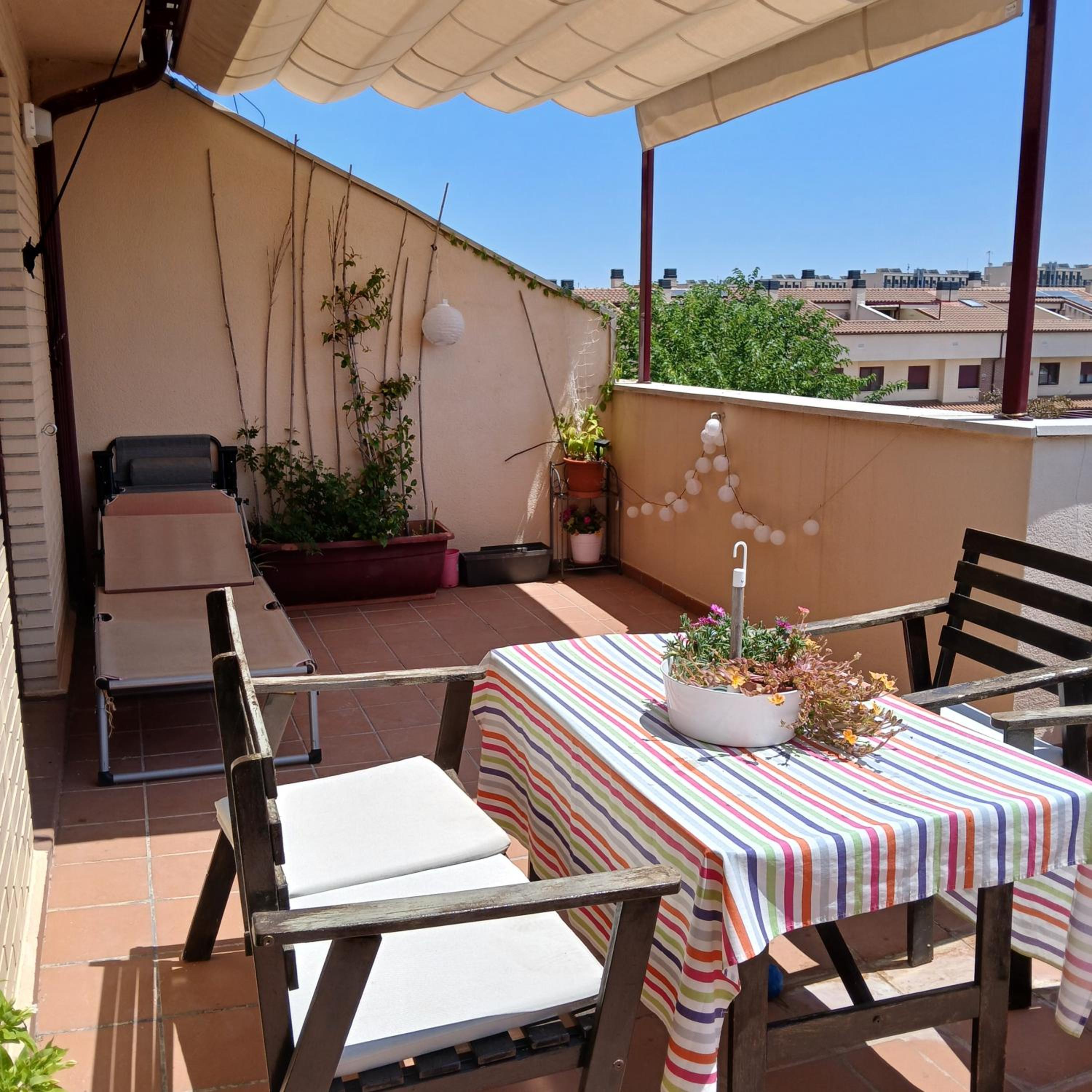 Duplex con piscina en barrio residencial