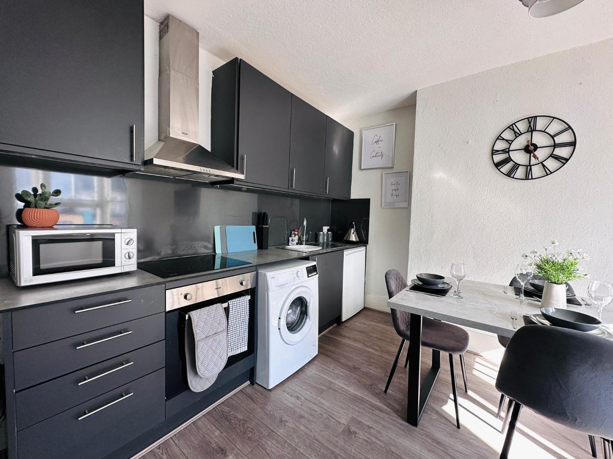 London Road - 3 Bedrooms -5 minutes walk from the train station - Perfect for Contractors, Families, and Larger Groups - Sleeps 7 view 5
