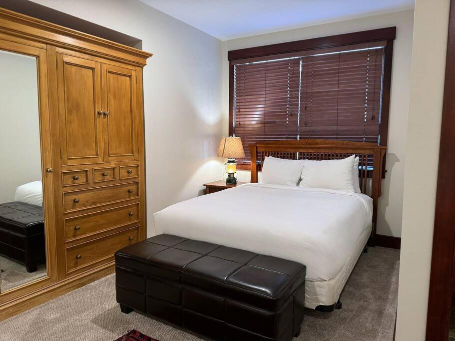 Luxury Townhome w/ Views, Private Jacuzzi & Garage view 5