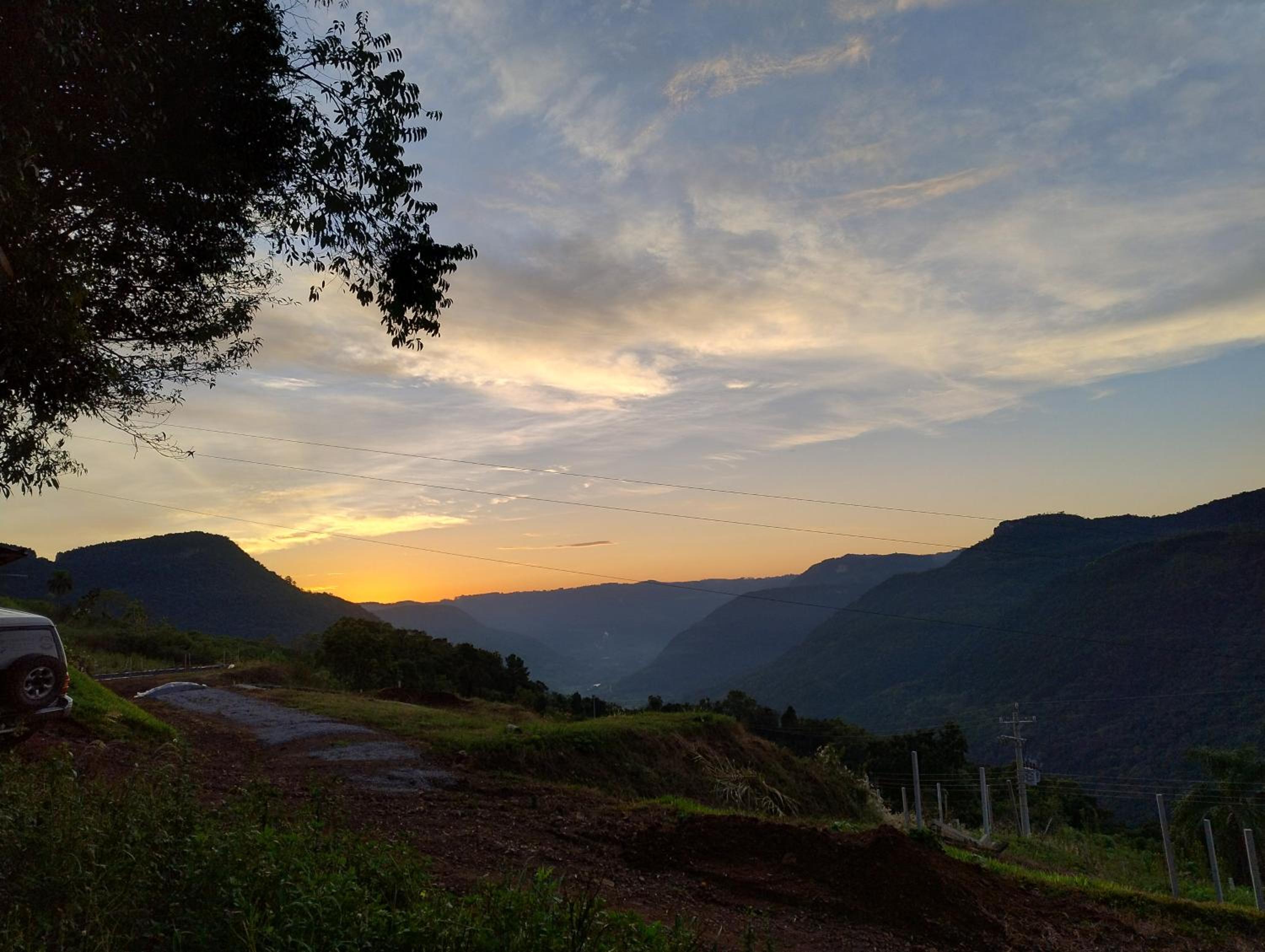 Cabana com banheira na colina