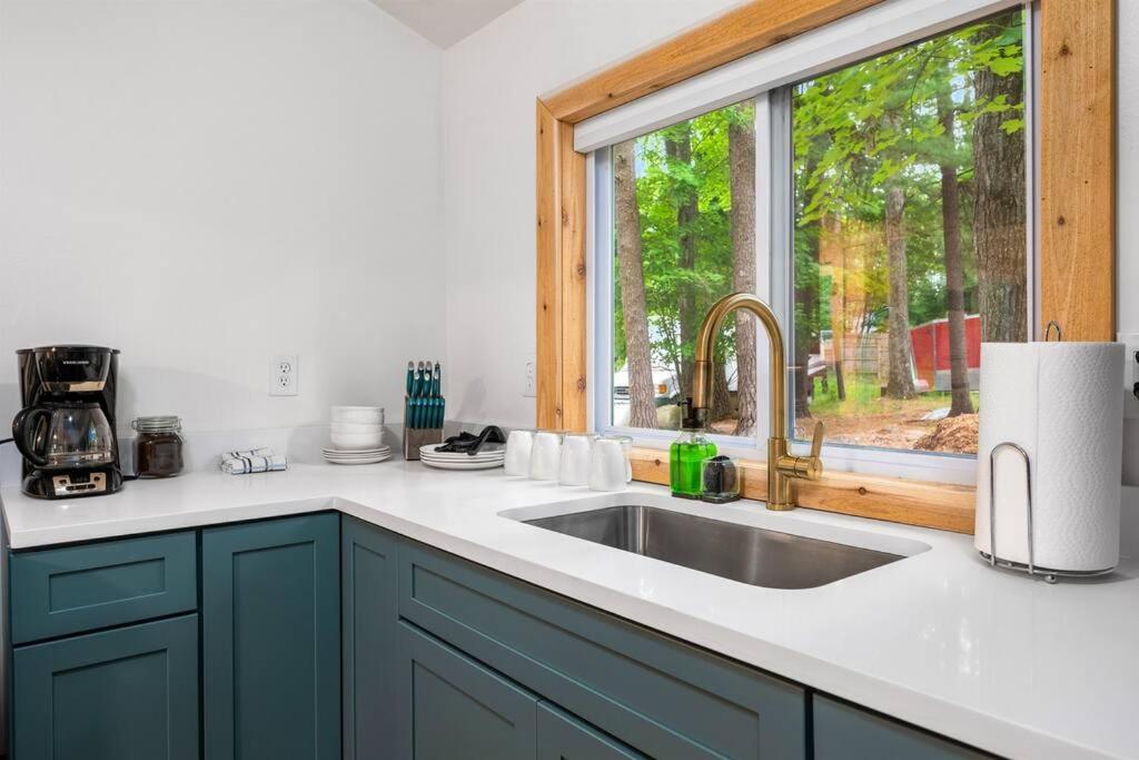 Modern Cabin Retreat l Arbutus Lake l Close to TC! view 5
