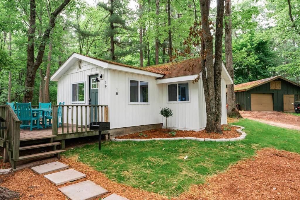 Modern Cabin Retreat l Arbutus Lake l Close to TC! view 3