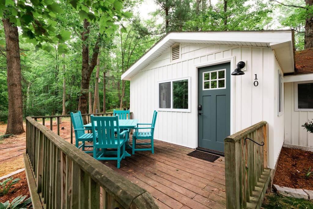 Modern Cabin Retreat l Arbutus Lake l Close to TC! view 2