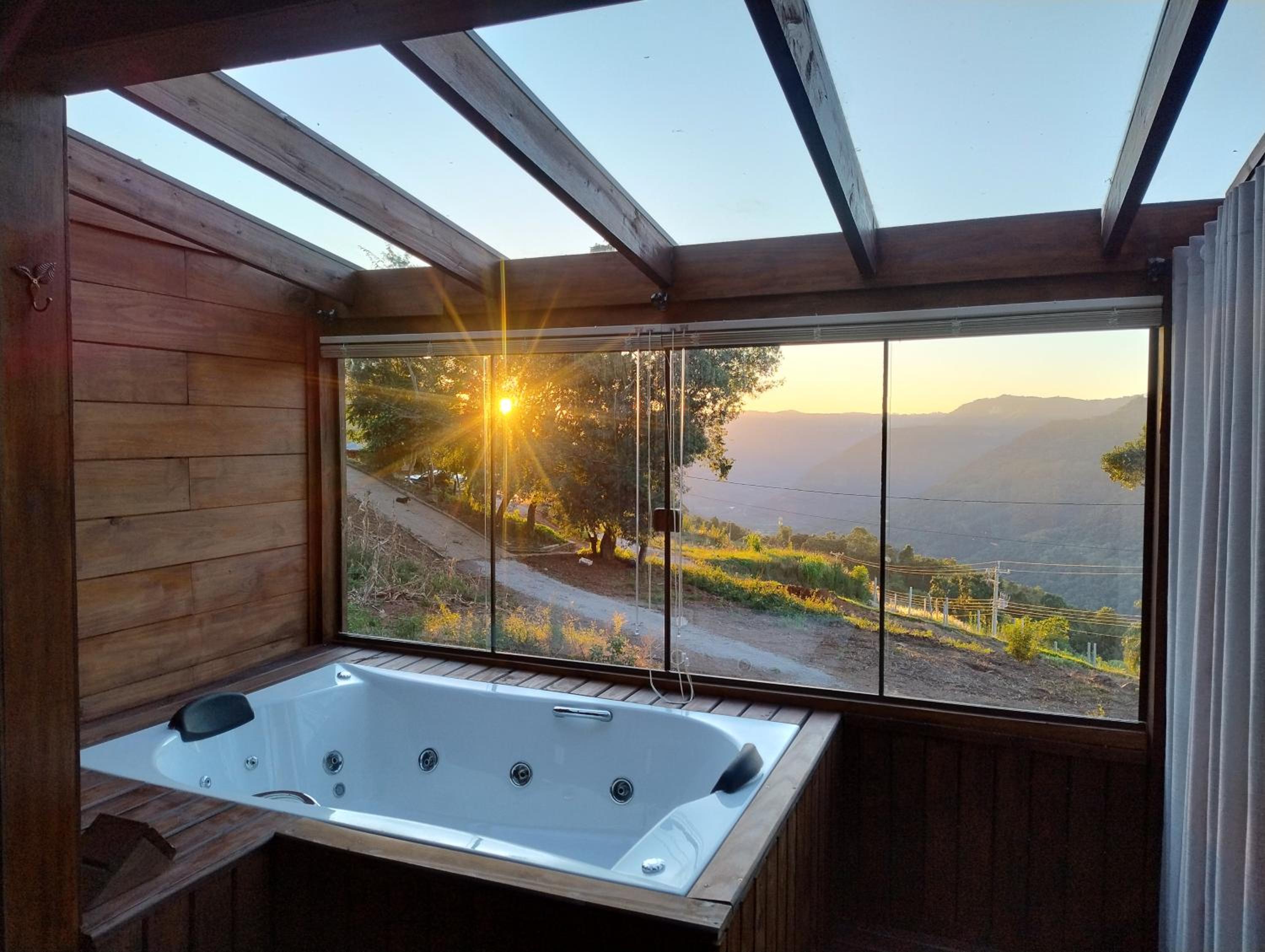 Cabana com banheira na colina