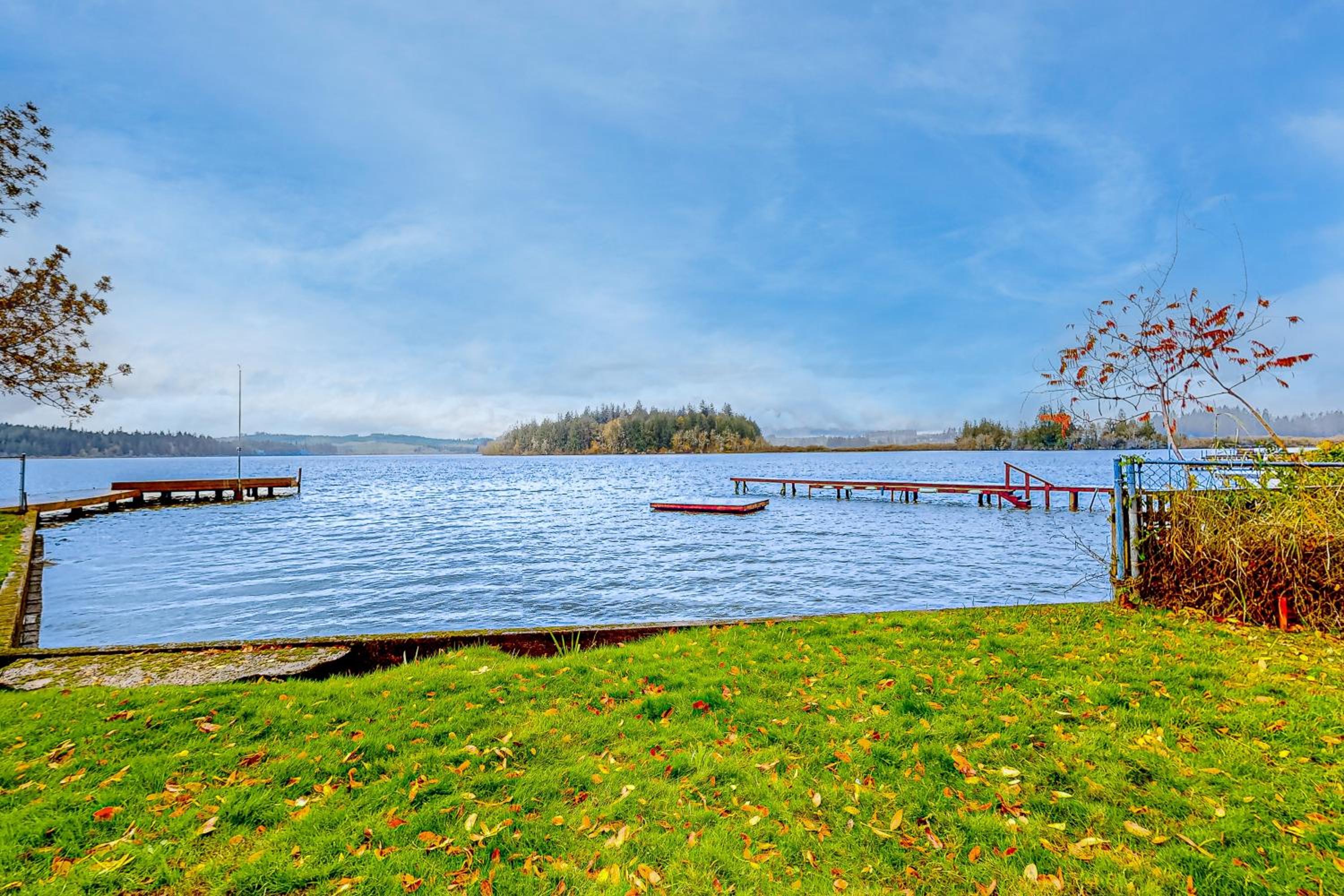 2 BR Lakeside Home with Wood-Burning Fireplace