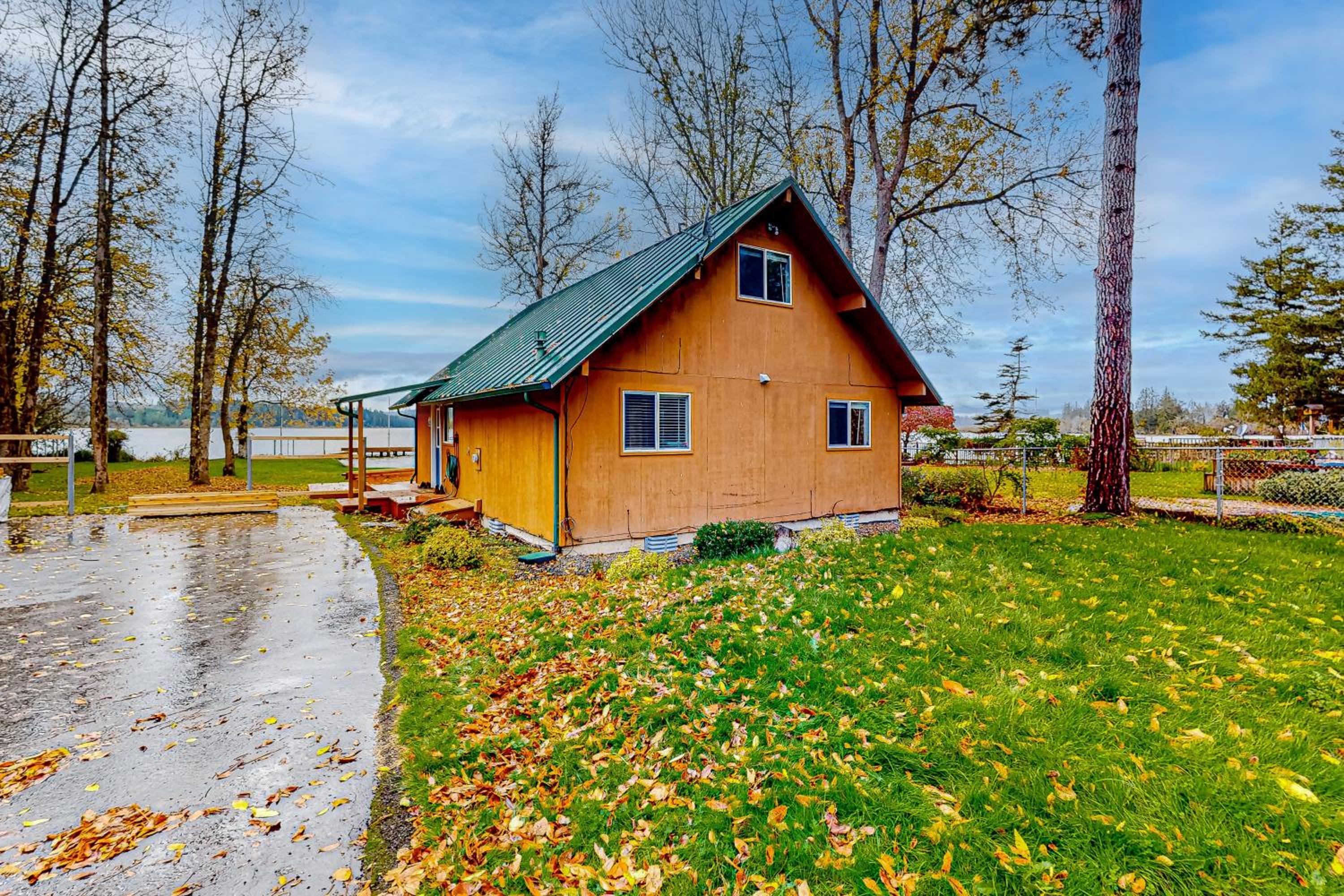 2 BR Lakeside Home with Wood-Burning Fireplace