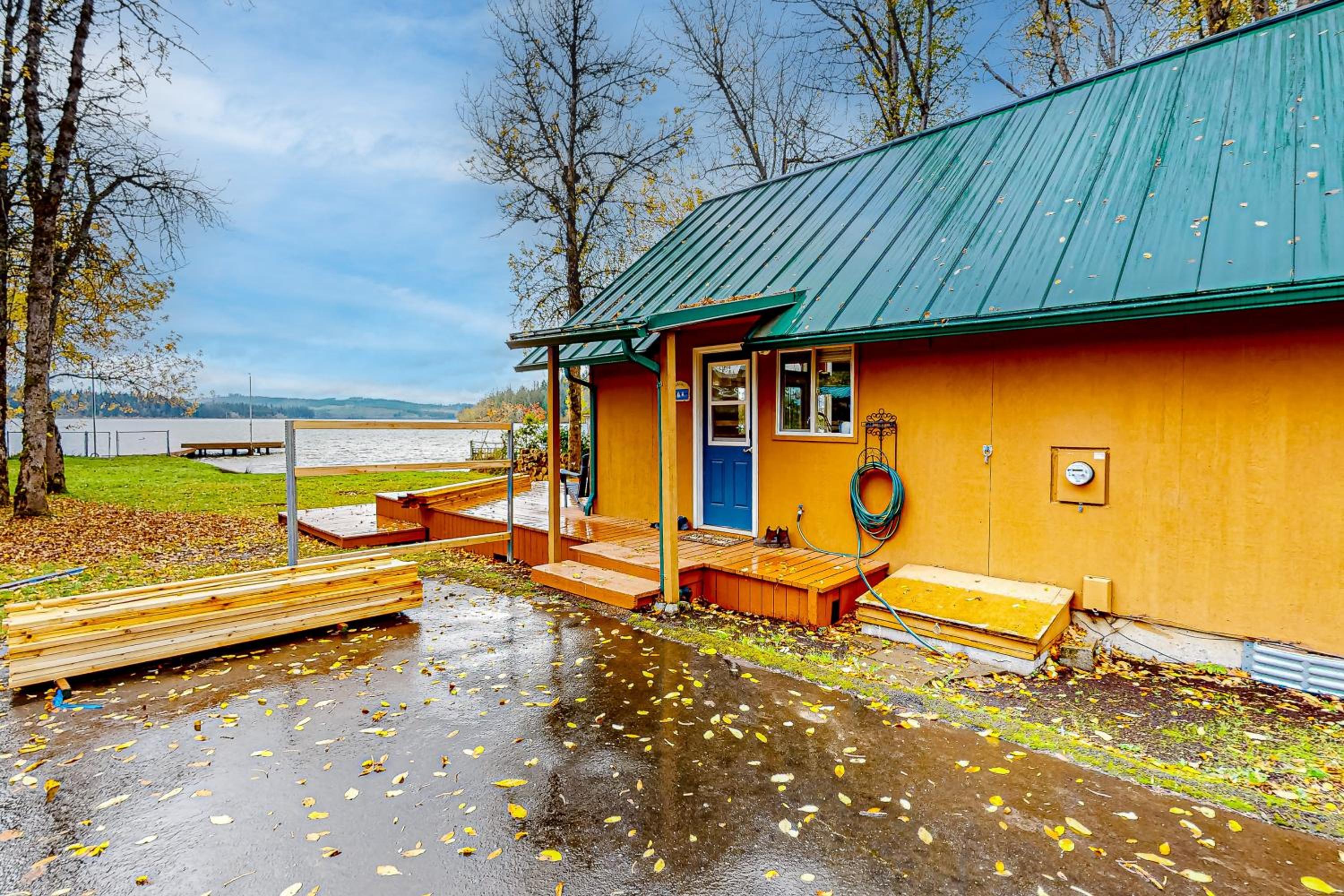 2 BR Lakeside Home with Wood-Burning Fireplace
