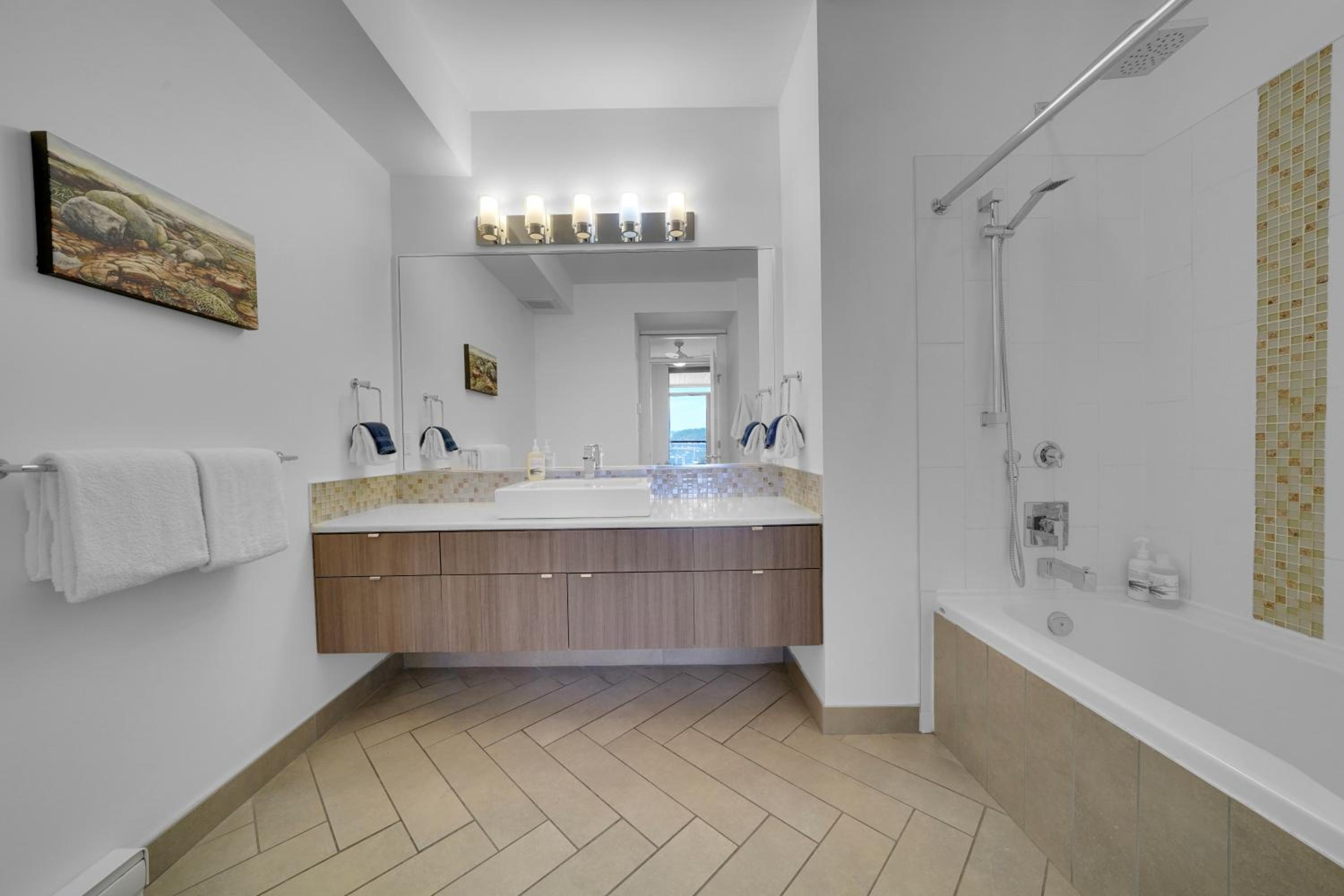 Mariner's Loft - Salt Spring Island - Image 2