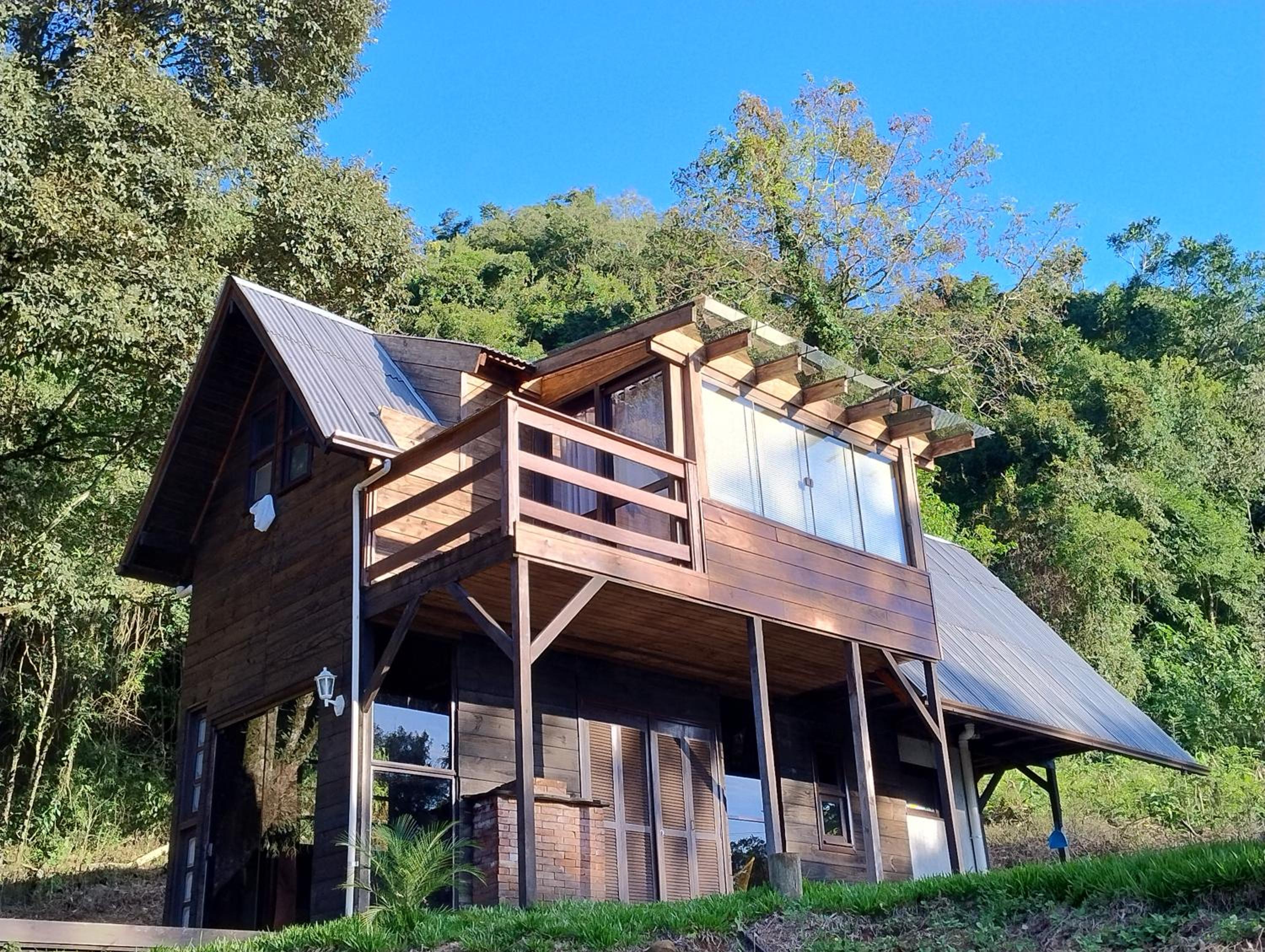 Cabana com banheira na colina