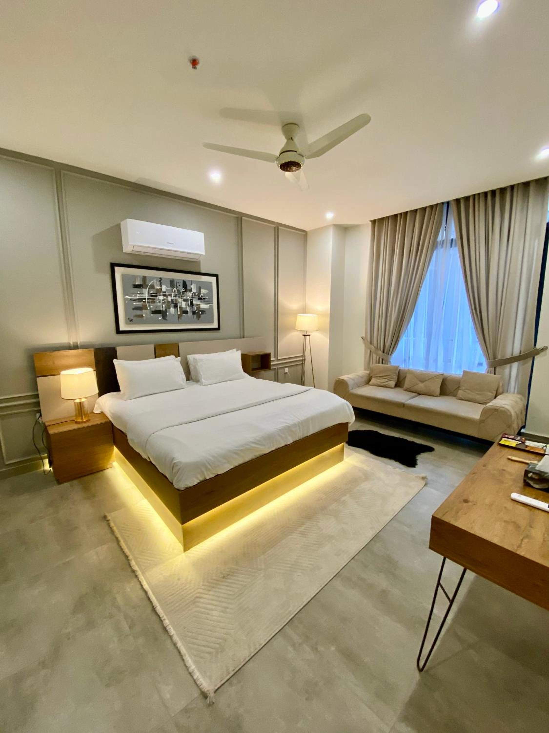 Skypark One Gulberg - Apartments by Superhost