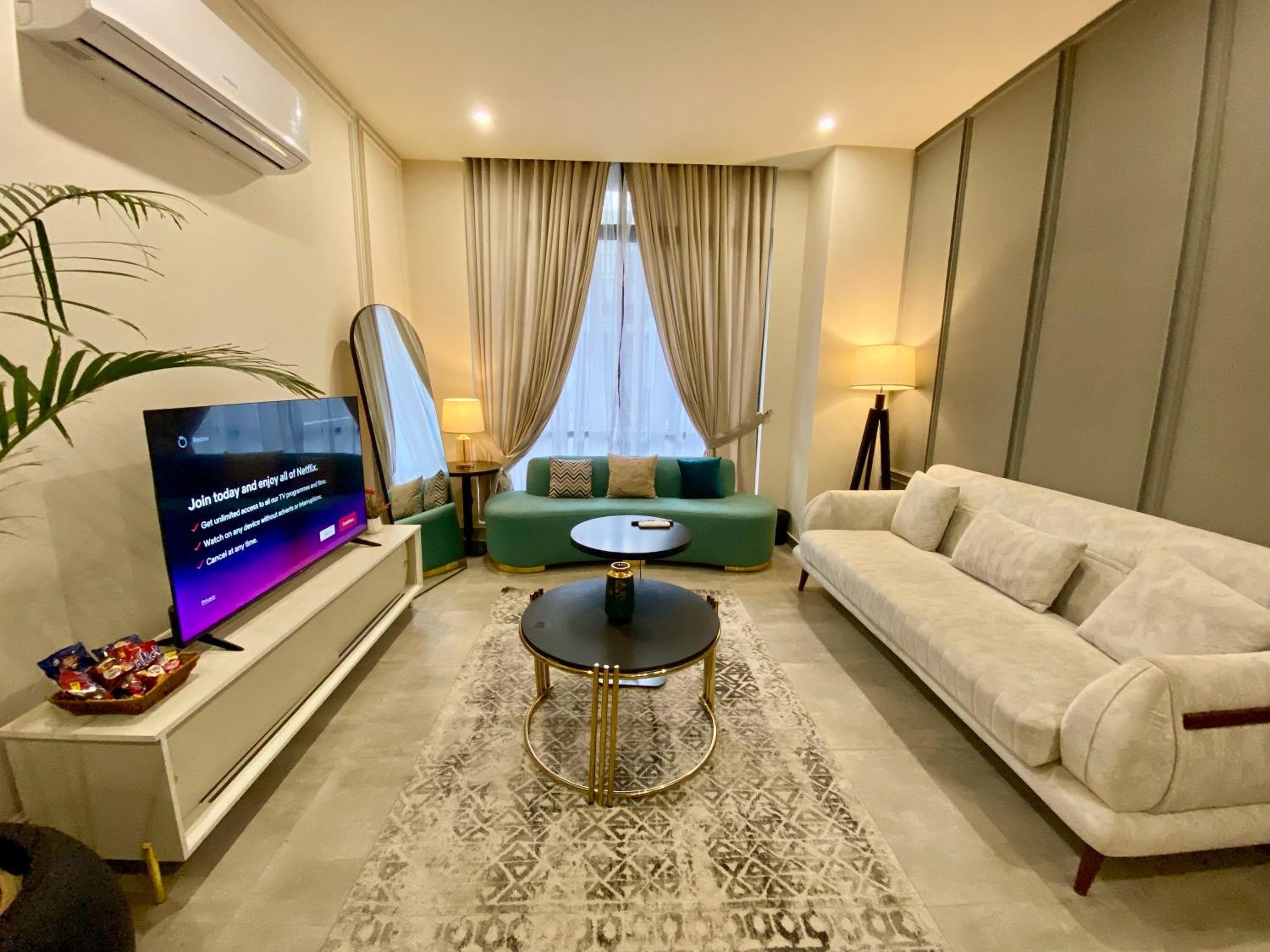 Skypark One Gulberg - Apartments by Superhost
