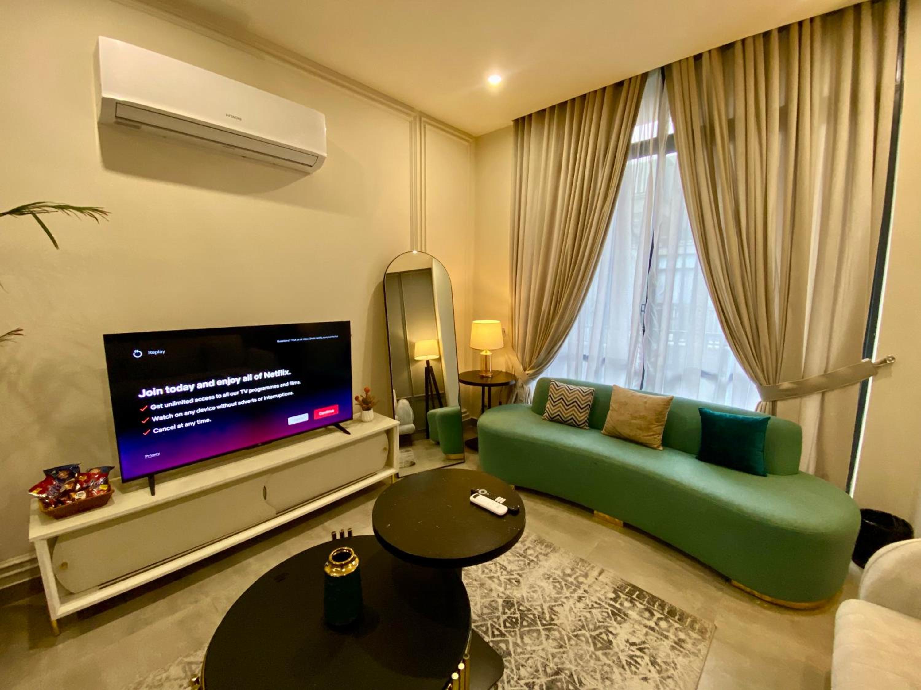 Skypark One Gulberg - Apartments by Superhost