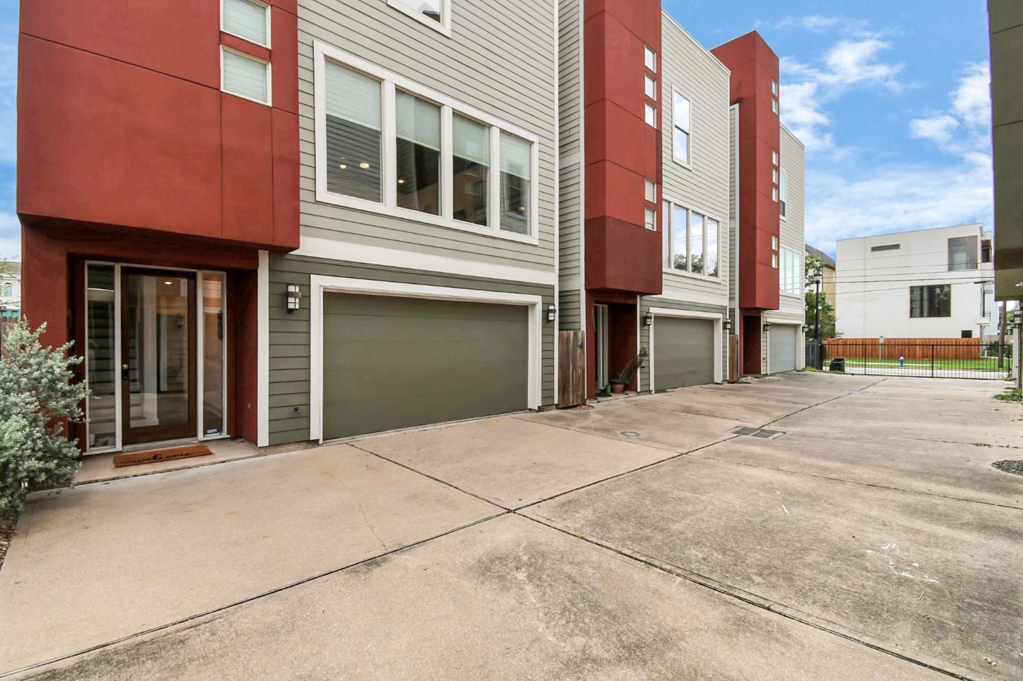 Stunning Home in Midtown, Houston with 3BDR 5Beds Skyline View BBQ Terrace view 2
