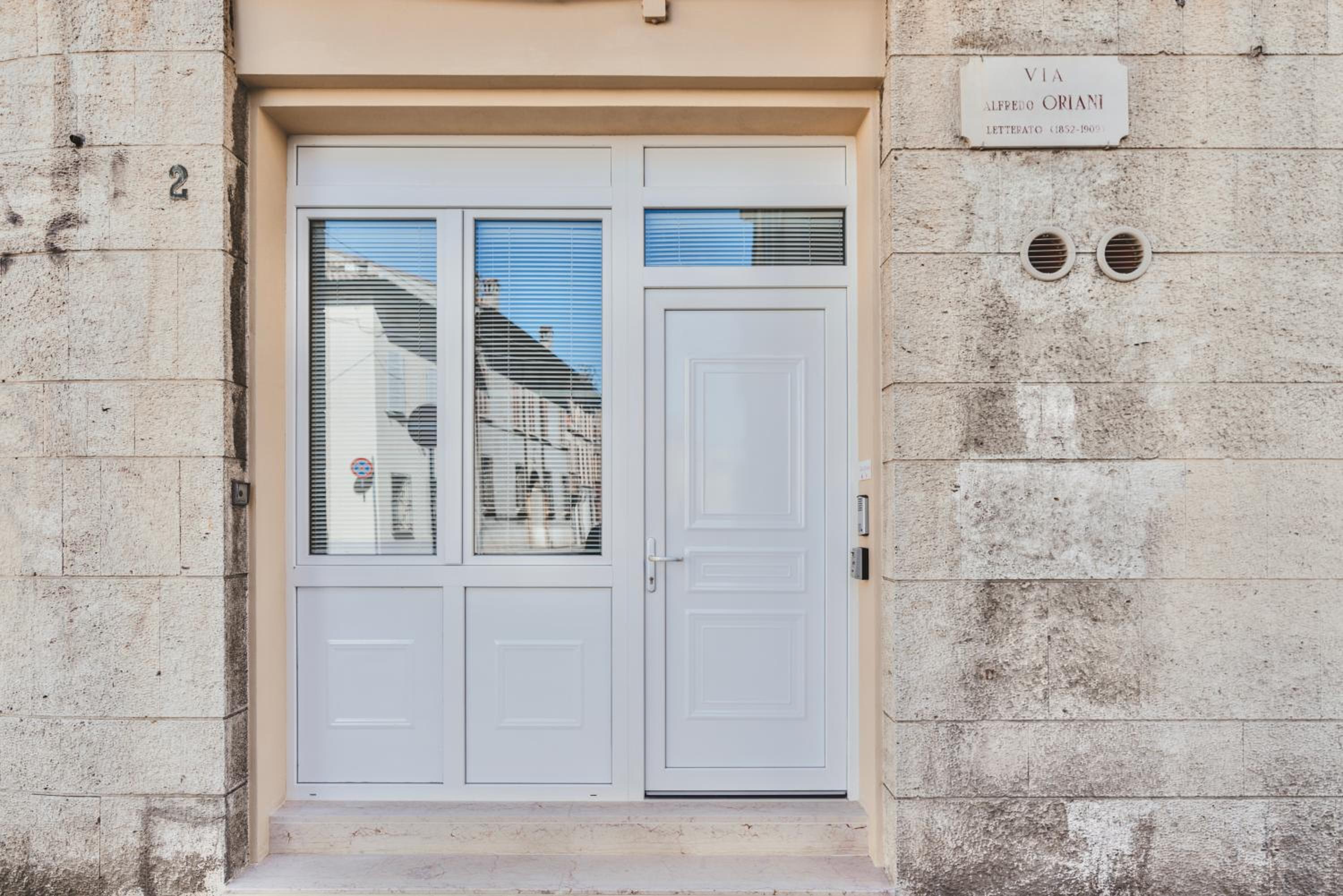 Hotel Exclusive Luxury Home with Private Parking - Image 1