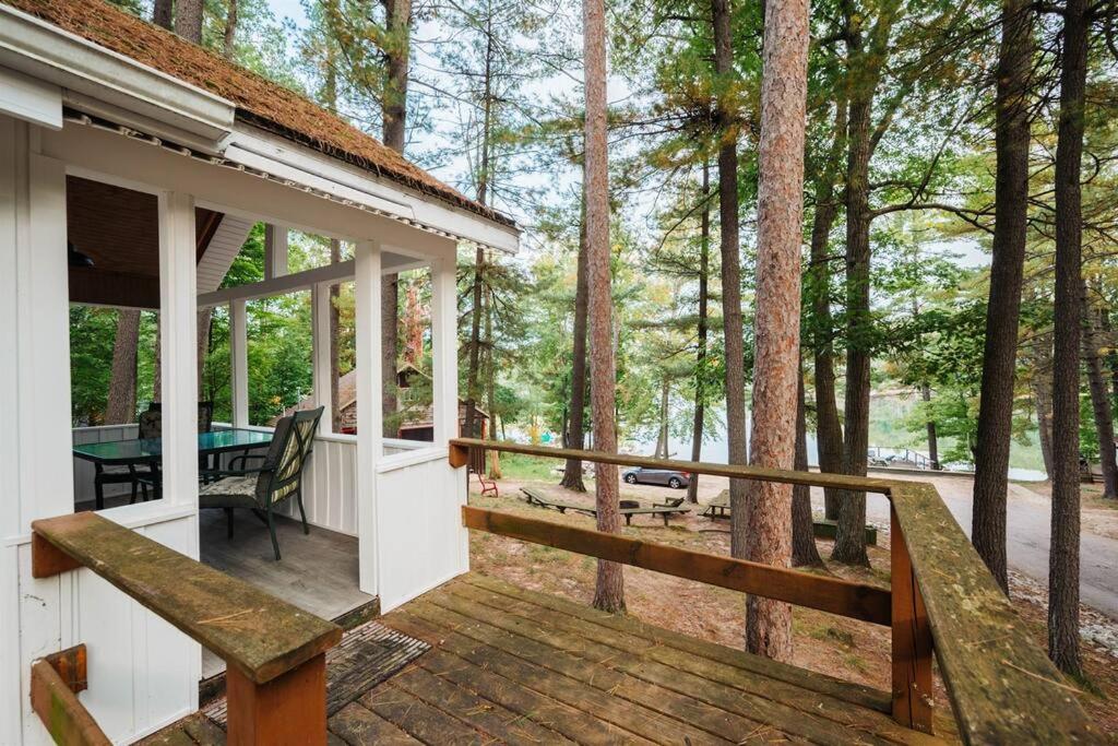 Arbutus Lakeview Retreat I Fishing l Near TC!
