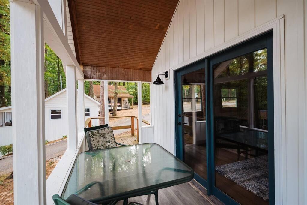Arbutus Lakeview Retreat I Fishing l Near TC!