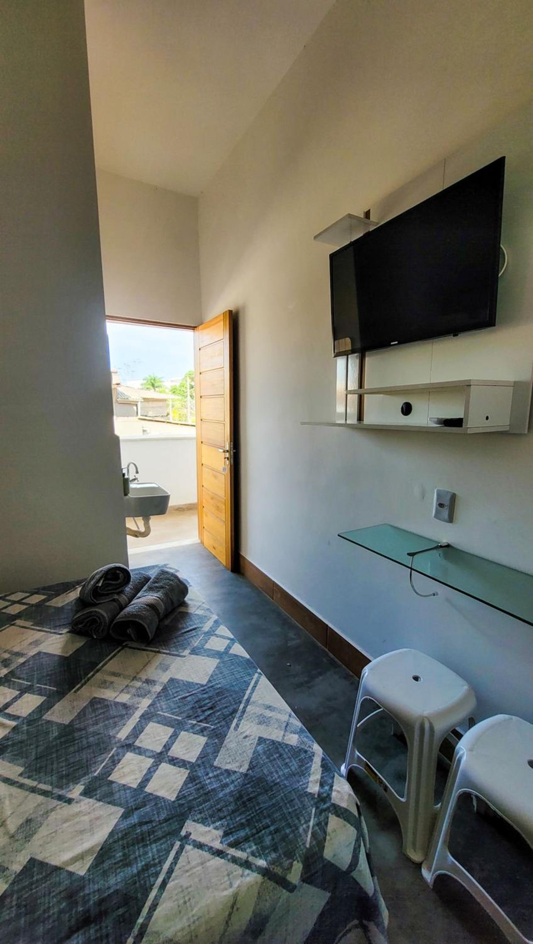Suítes privativas com Ar, Frigobar e TV - apenas 300m da Praia da Maranduba