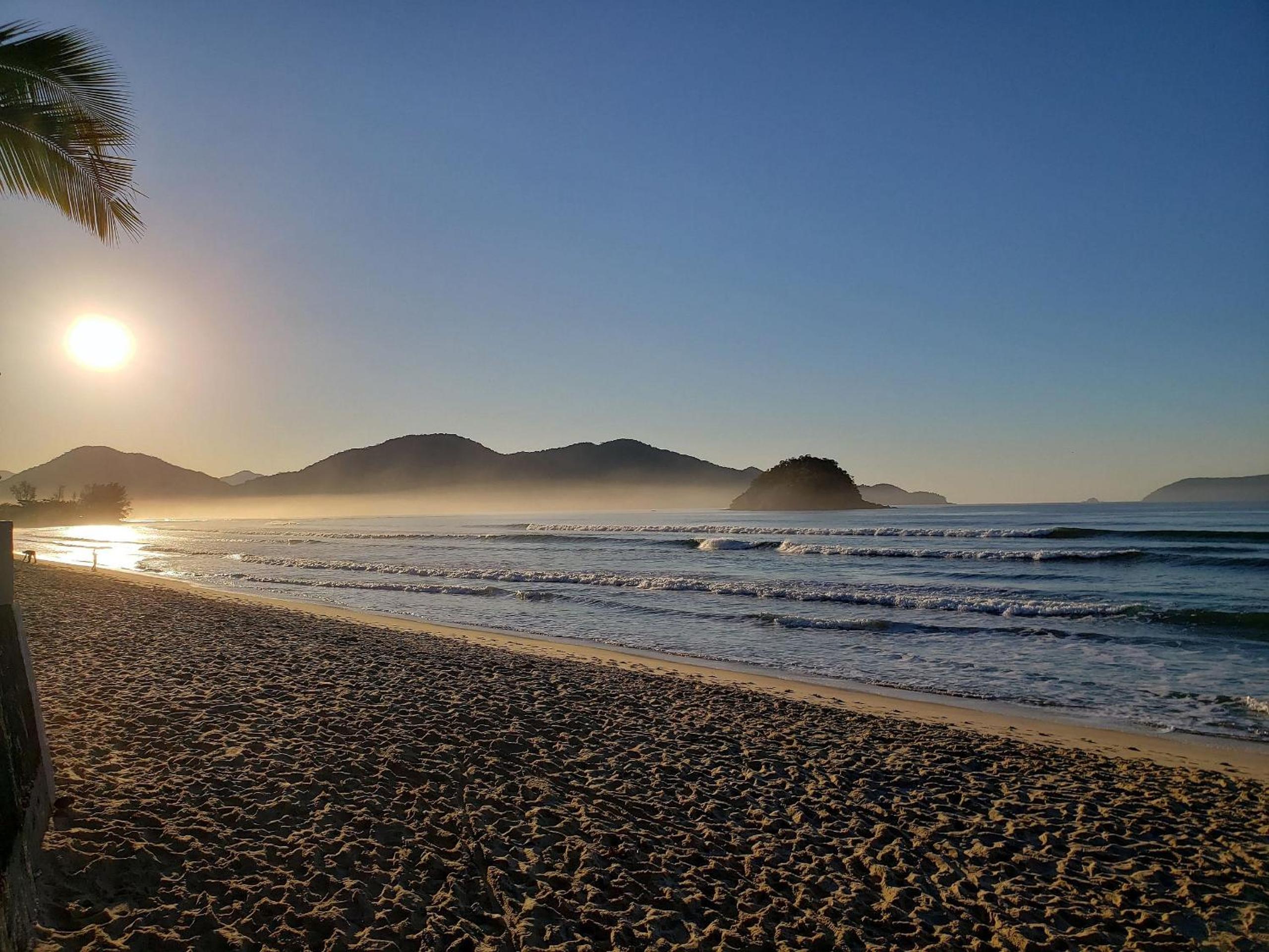 Suítes privativas com Ar, Frigobar e TV - apenas 300m da Praia da Maranduba