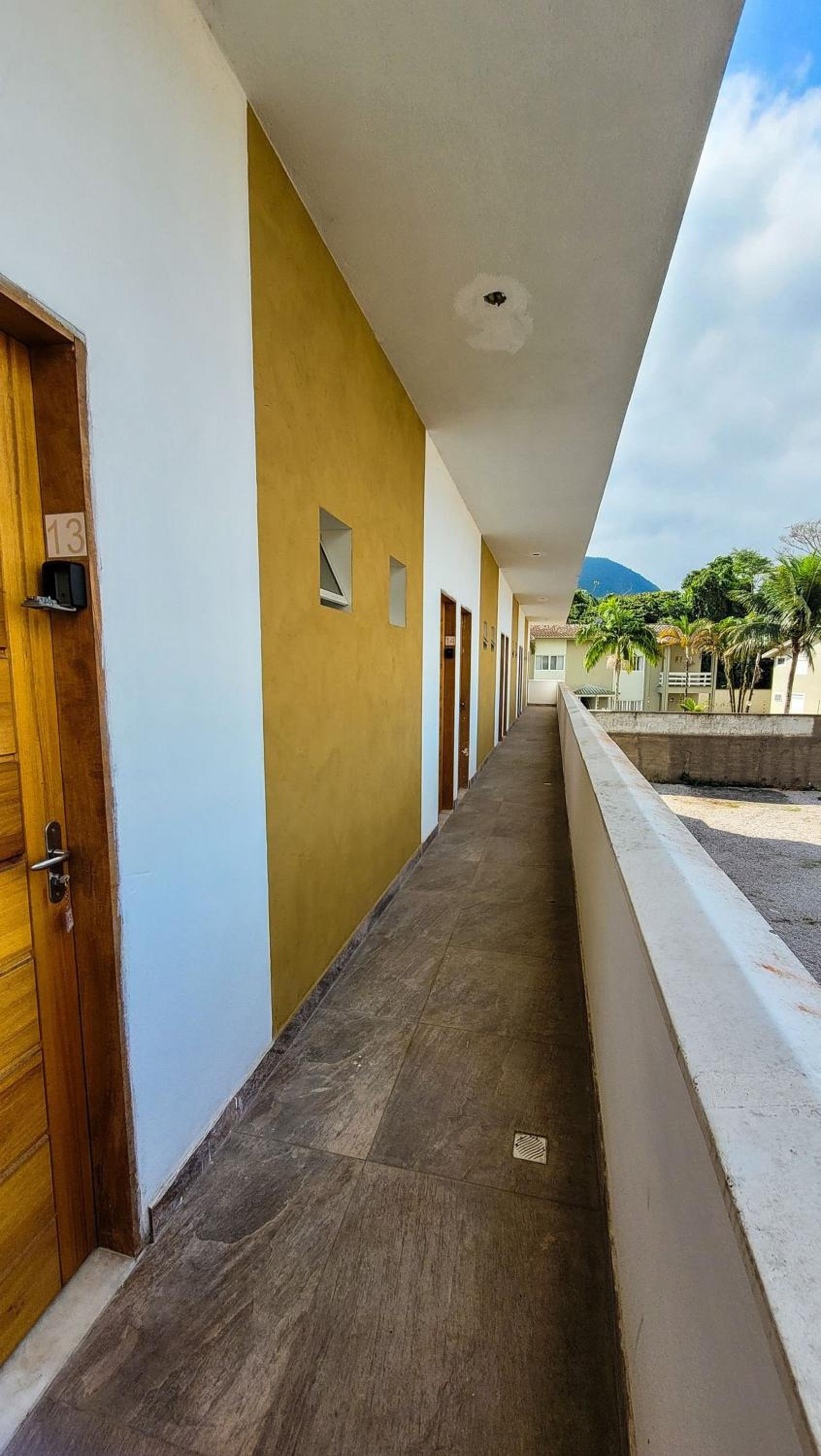Suítes privativas com Ar, Frigobar e TV - apenas 300m da Praia da Maranduba