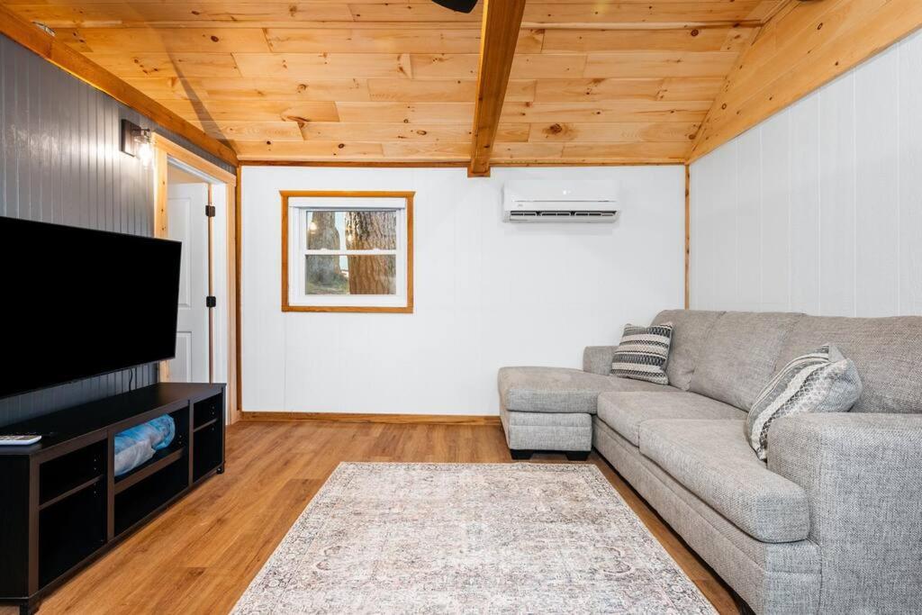 Arbutus Lake - Lakeview King Suite - Pines - Pets view 5