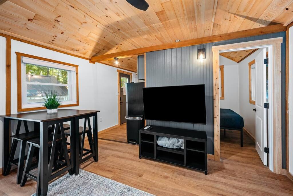 Arbutus Lake - Lakeview King Suite - Pines - Pets view 4