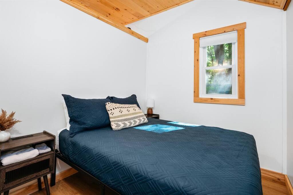 Arbutus Lake - Lakeview King Suite - Pines - Pets view 3