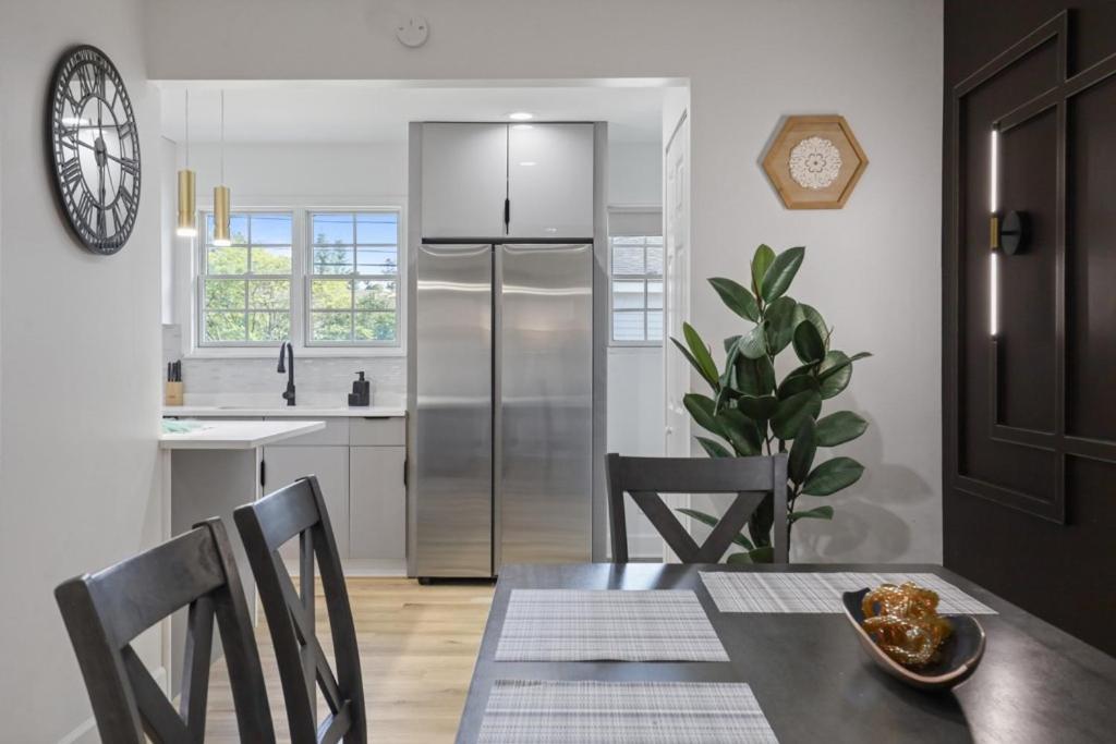 Suburban 4bed2bath Oasis- freshly updated view 3