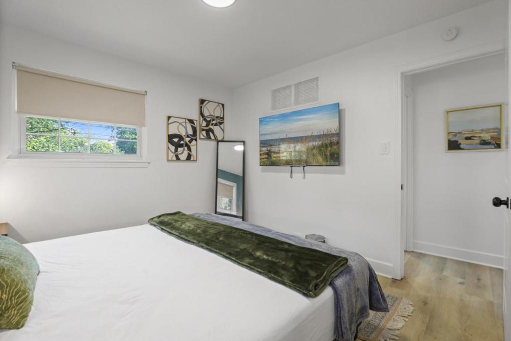 Suburban 4bed2bath Oasis- freshly updated view 4