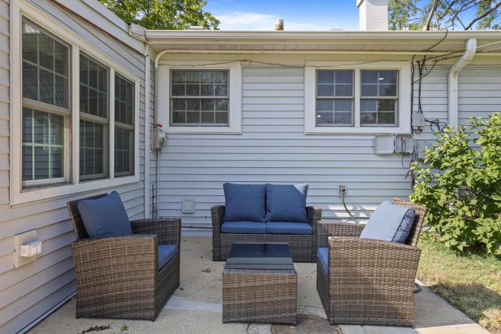 Suburban 4bed2bath Oasis- freshly updated view 5