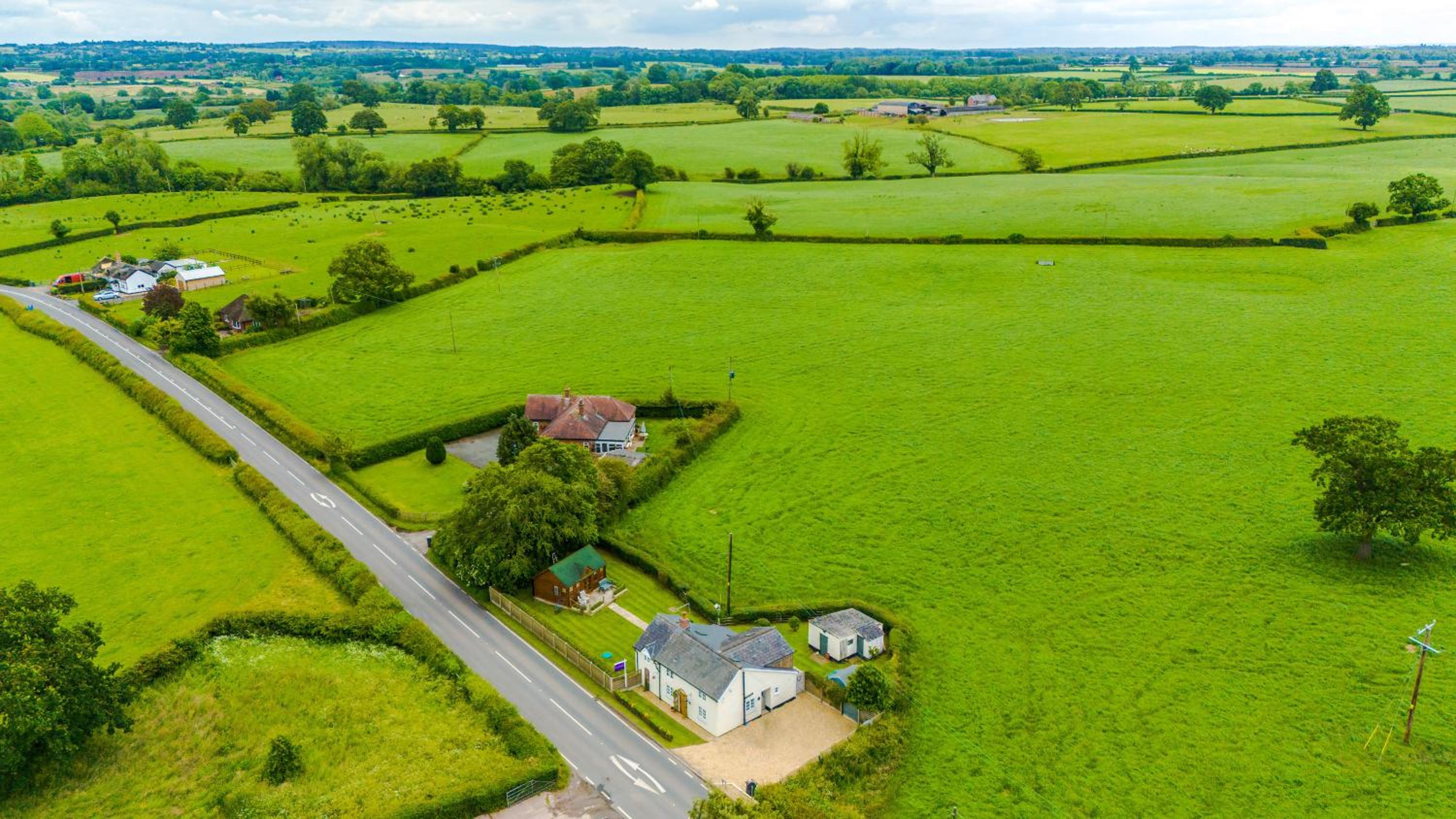 NEW! Stunning 3- Bed Cottage in Audlem by 53 Degrees Property, Ideal for Families & Groups! view 4