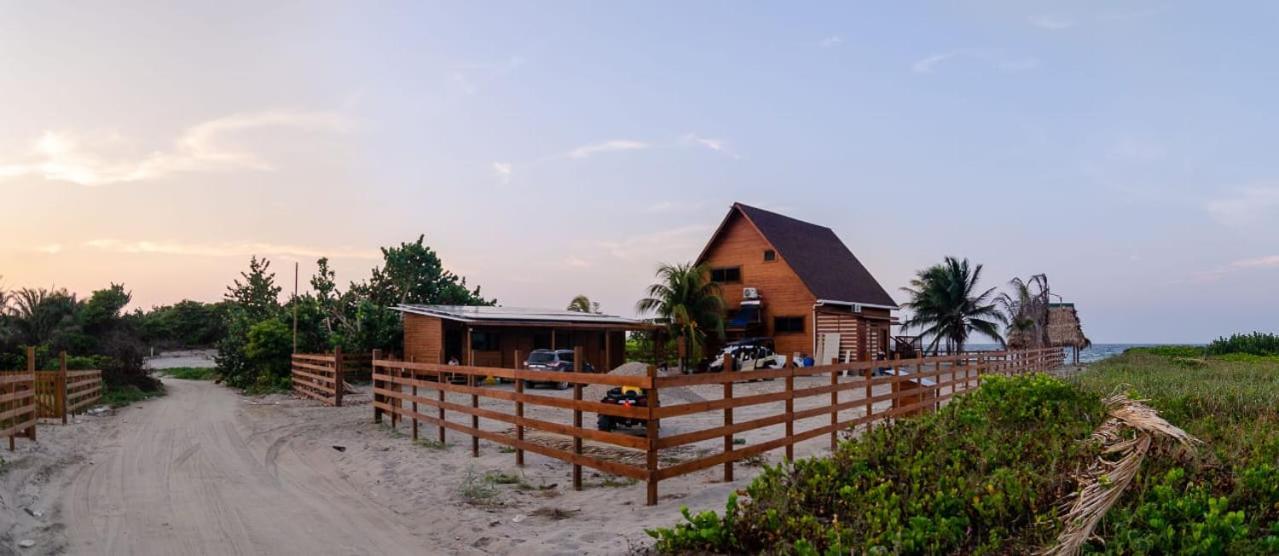 Ocean front and lagoon on the back Eco- house view 5