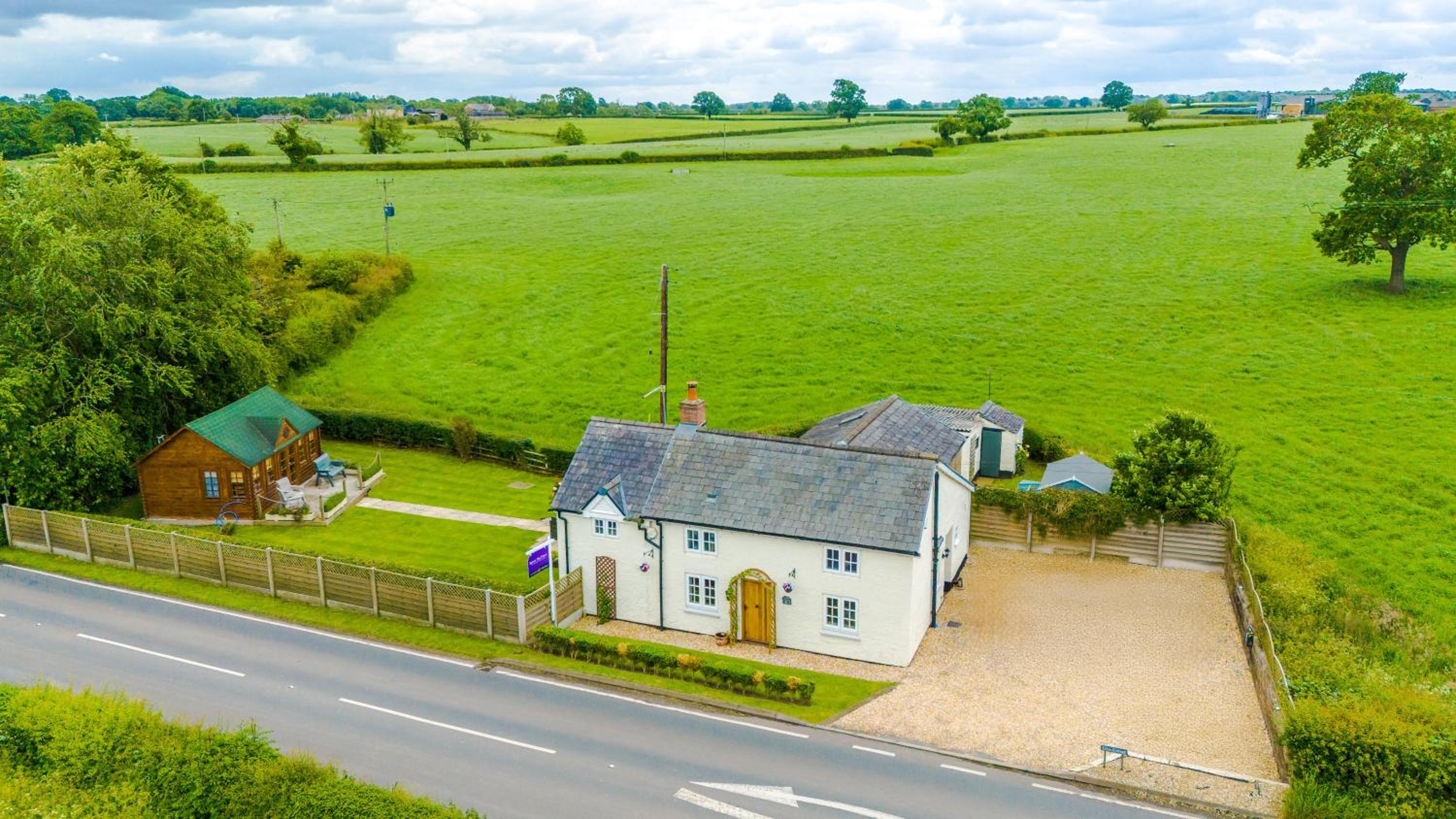 NEW! Stunning 3- Bed Cottage in Audlem by 53 Degrees Property, Ideal for Families & Groups! view 5