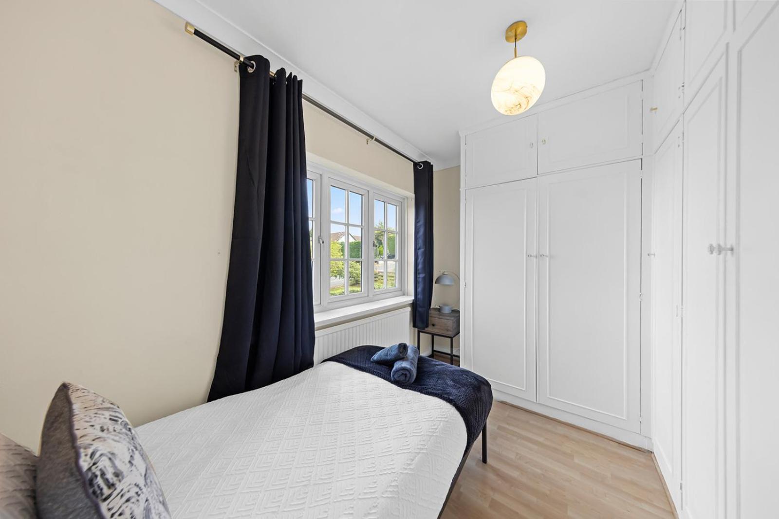 Exquisite 6-Beds apt at Deacons Hill view 3