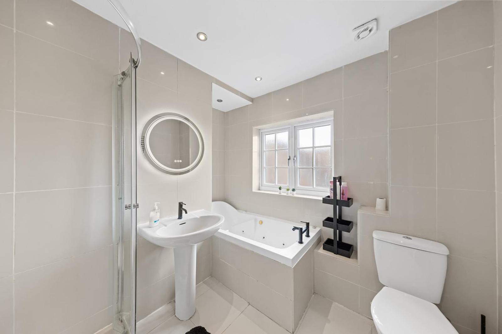 Exquisite 6-Beds apt at Deacons Hill view 2