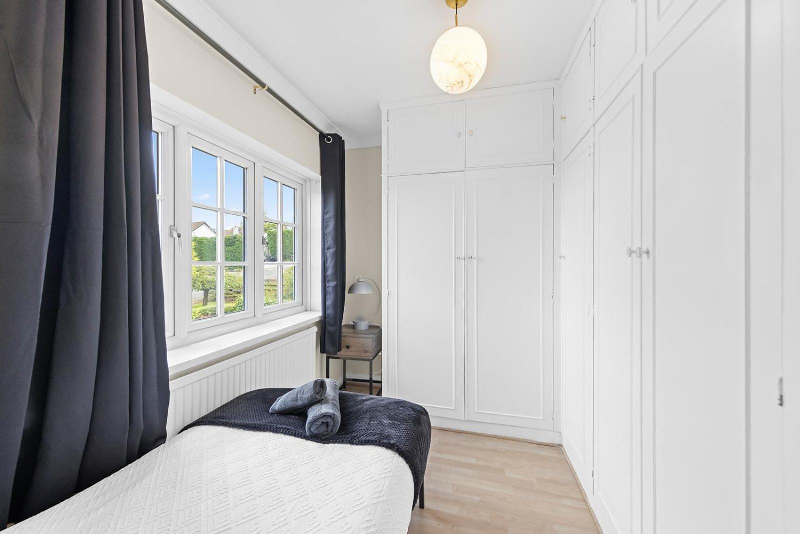 Exquisite 6-Beds apt at Deacons Hill view 5