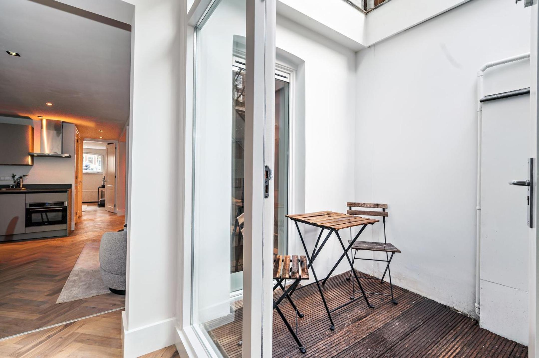 Spacious Room in the Center!