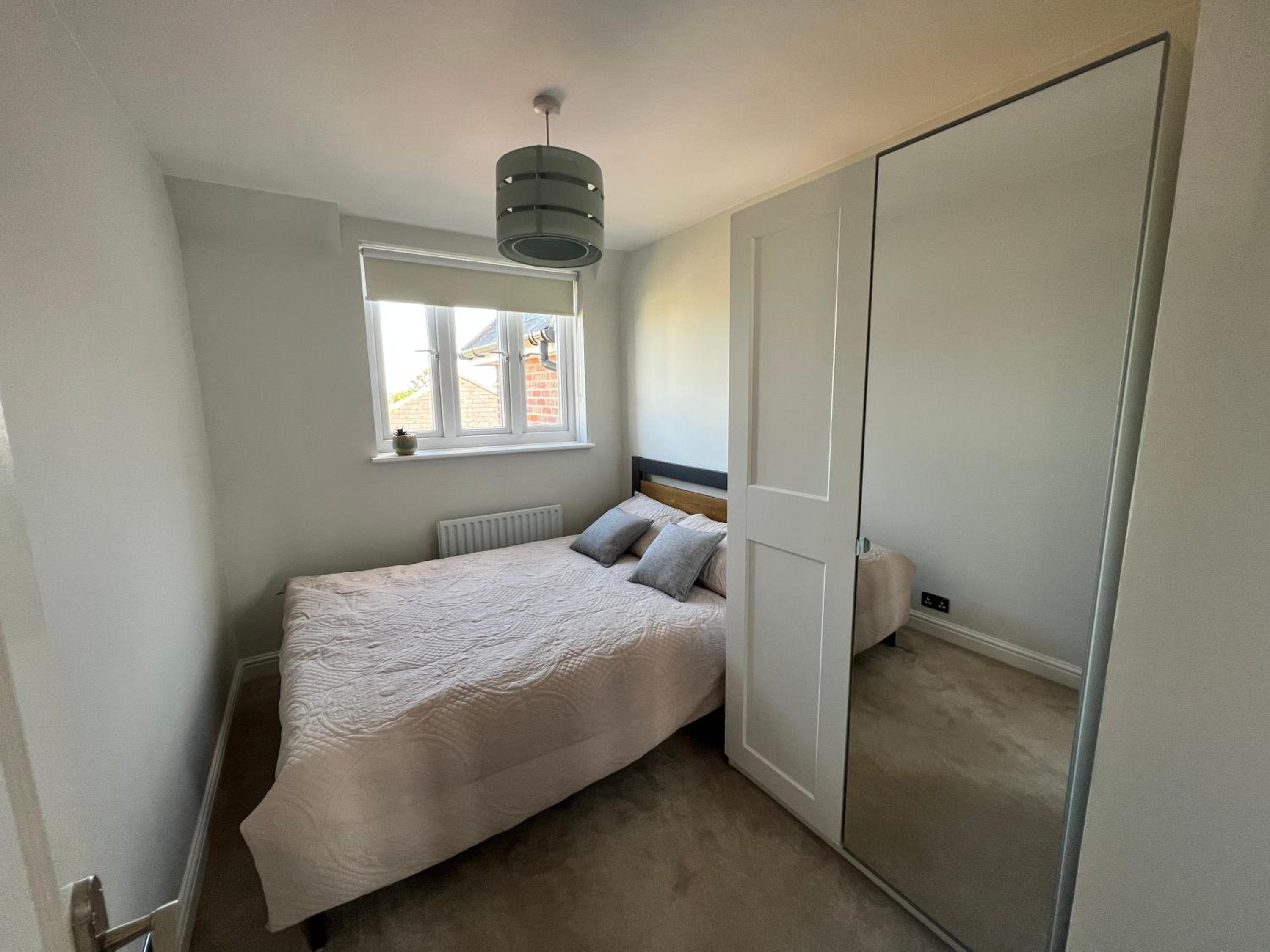 Central Wimbledon Apartment with Parking