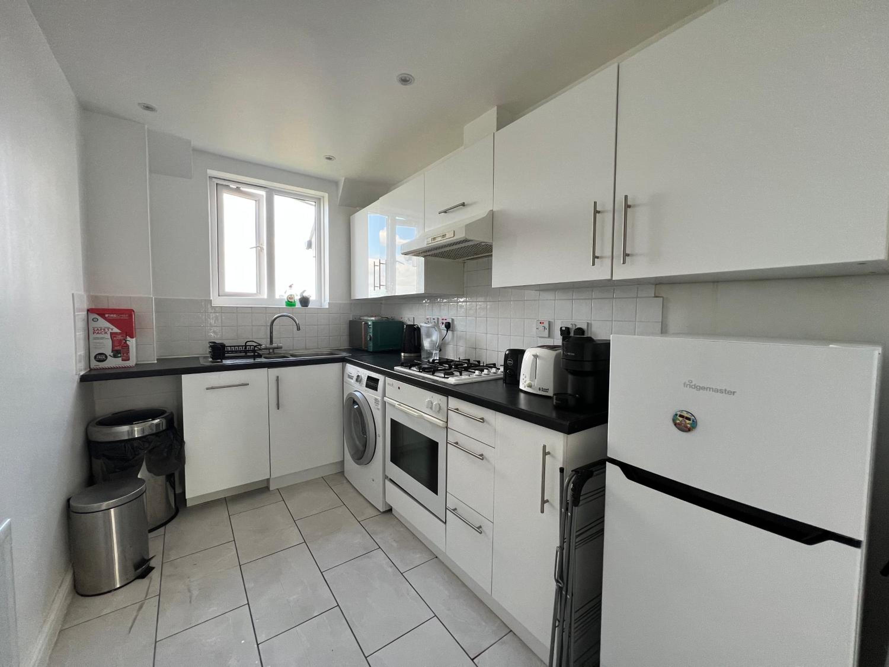 Central Wimbledon Apartment with Parking