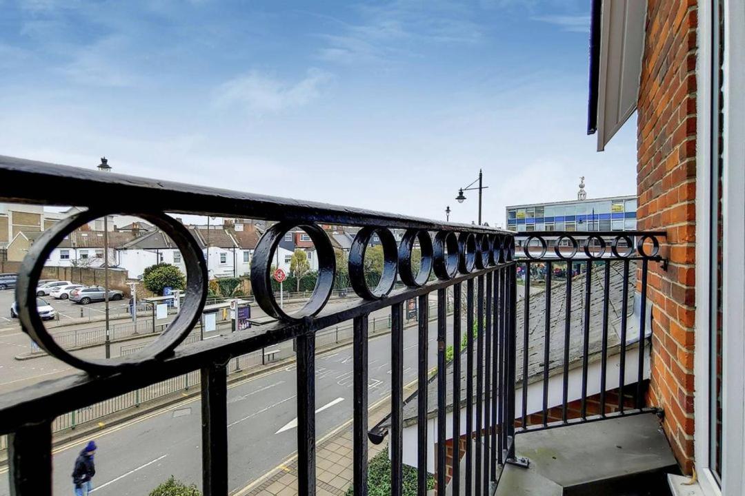 Central Wimbledon Apartment with Parking