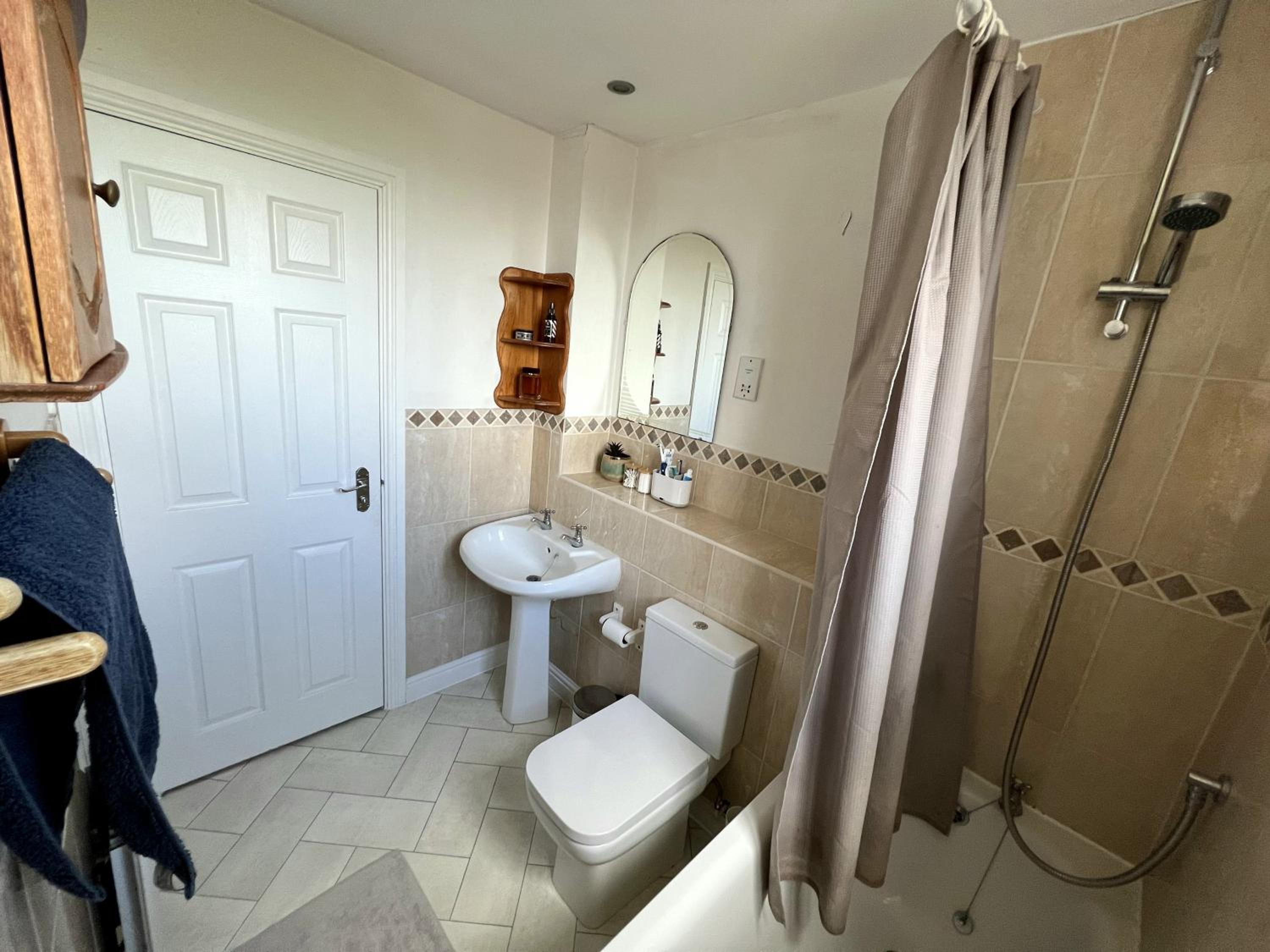 Central Wimbledon Apartment with Parking
