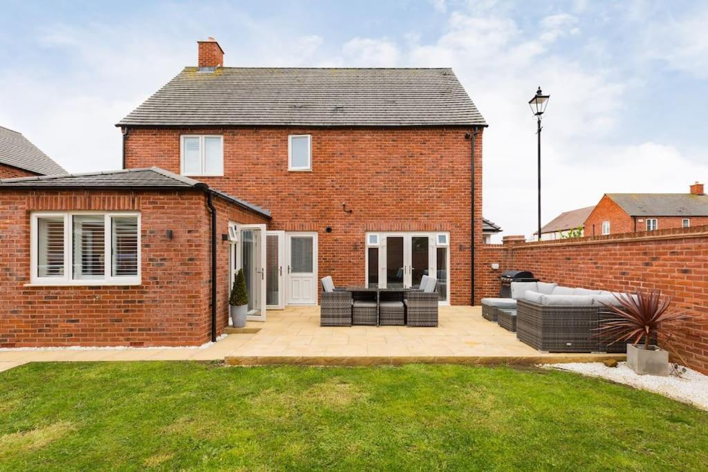Modern - High Spec - 4 Bedroom Family Home - Fantastic Location - TV Walls - Speaker Systems - Fully Furnished view 2