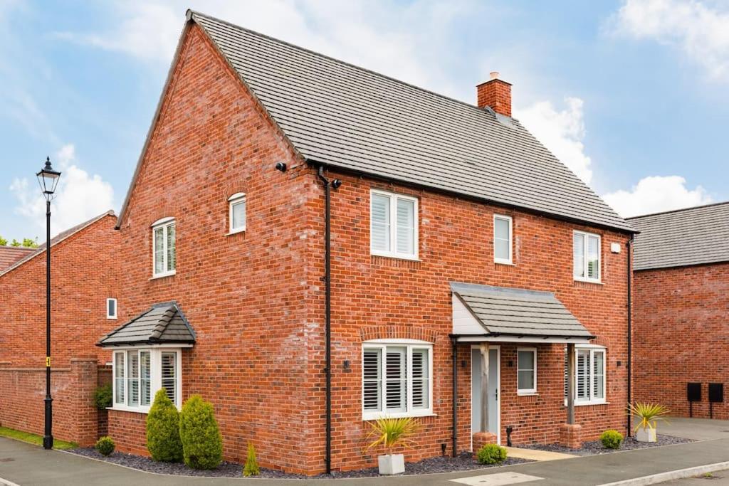 Modern - High Spec - 4 Bedroom Family Home - Fantastic Location - TV Walls - Speaker Systems - Fully Furnished view 4