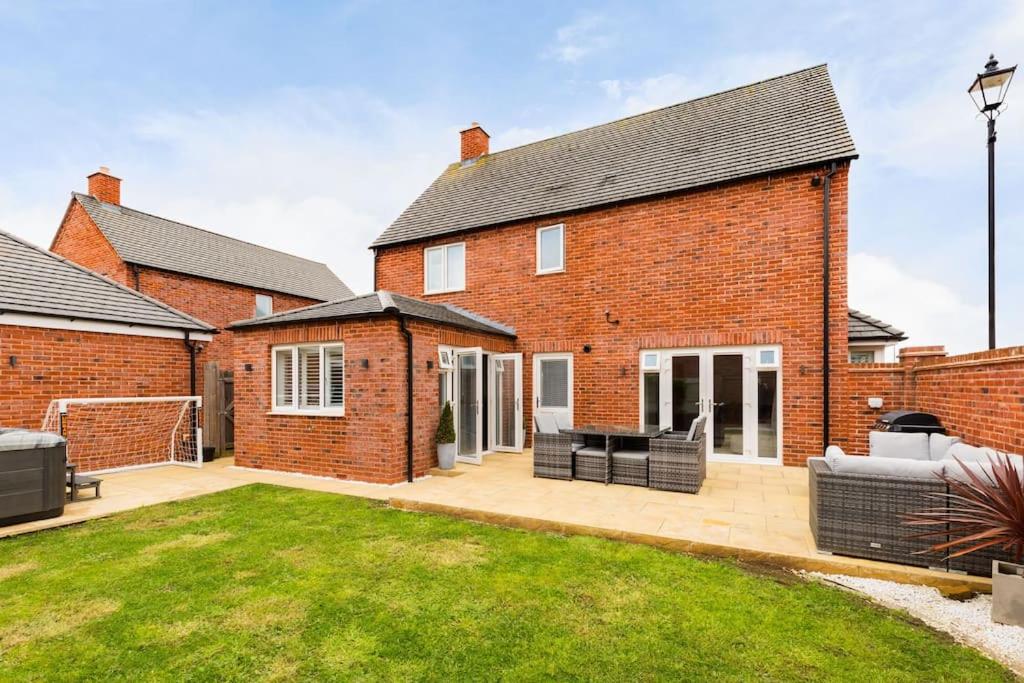 Modern - High Spec - 4 Bedroom Family Home - Fantastic Location - TV Walls - Speaker Systems - Fully Furnished view 3