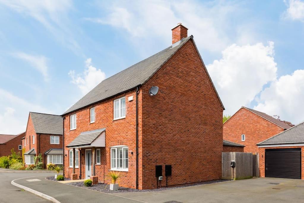 Modern - High Spec - 4 Bedroom Family Home - Fantastic Location - TV Walls - Speaker Systems - Fully Furnished view 5