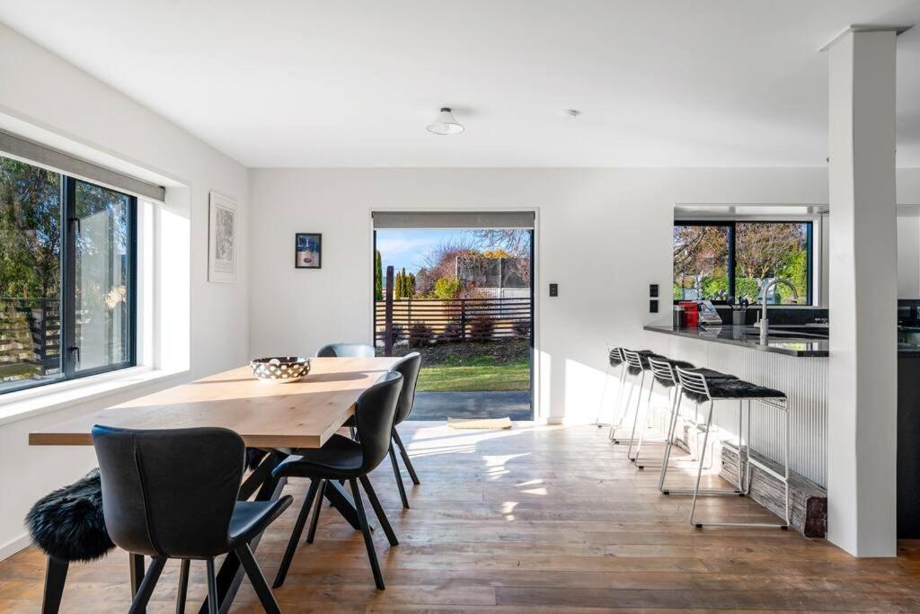 Wanaka close to town Modern with a Fireplace and Heat pumps Sleeps 6