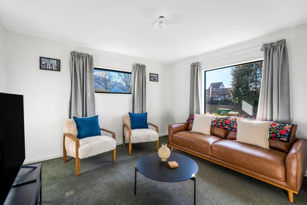 Wanaka close to town Modern with a Fireplace and Heat pumps Sleeps 6