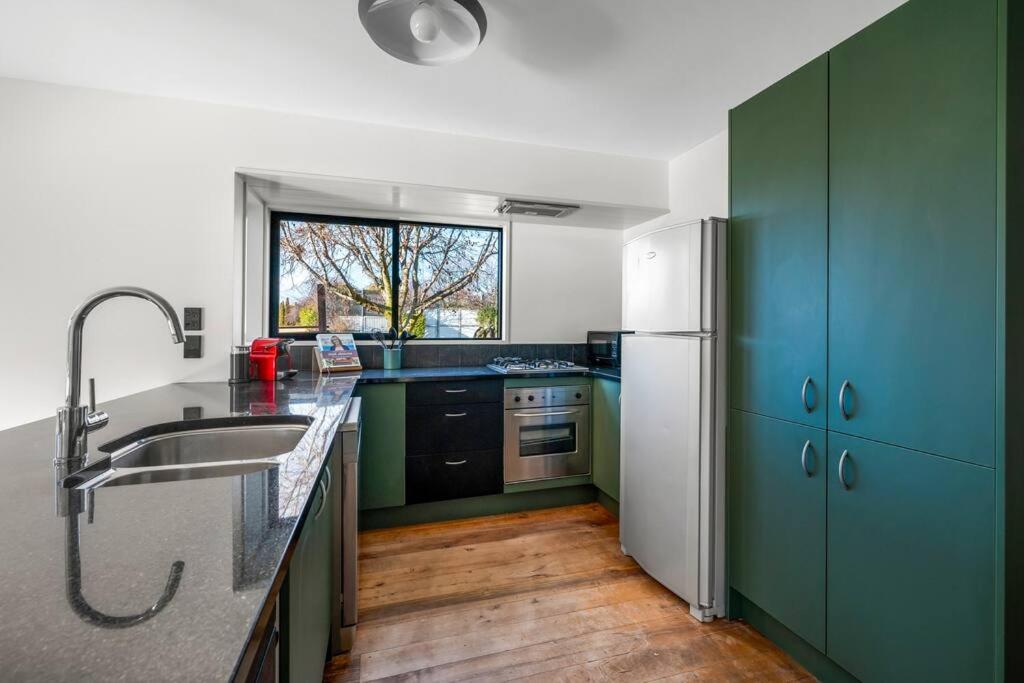 Wanaka close to town Modern with a Fireplace and Heat pumps Sleeps 6