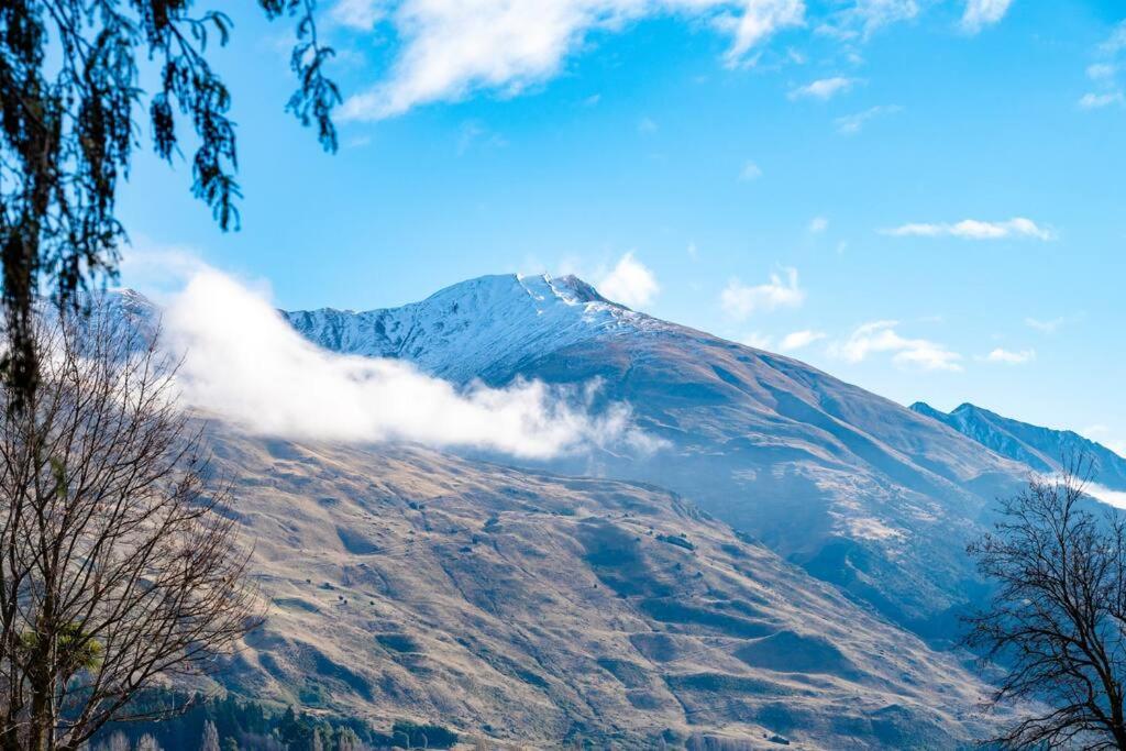 Wanaka close to town Modern with a Fireplace and Heat pumps Sleeps 6