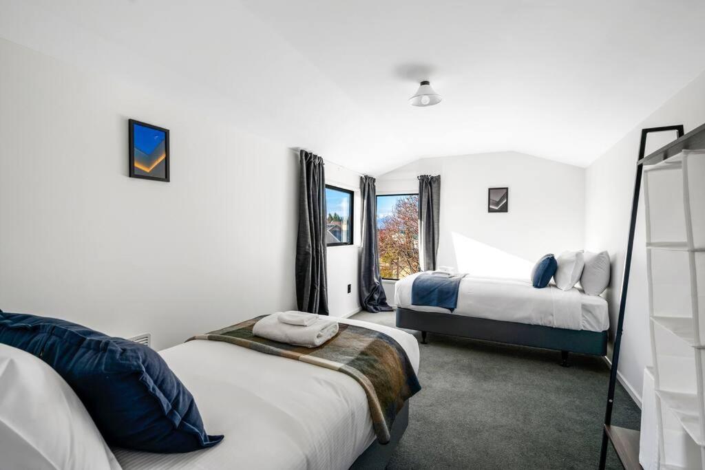 Wanaka close to town Modern with a Fireplace and Heat pumps Sleeps 6